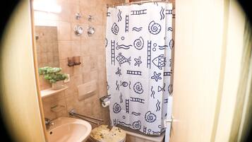 Ducha, secador de pelo y toallas