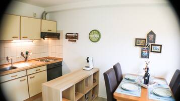 Kühlschrank, Ofen, Herdplatte, Wasserkocher mit Kaffee-/Teezubehör