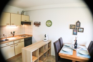 Geladeira, fogão, cooktop, cafeteira/chaleira