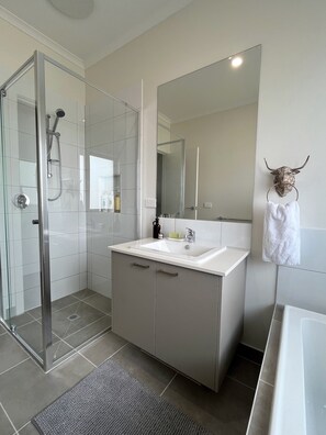 Sèche-cheveux, serviettes fournies, savon, papier toilette