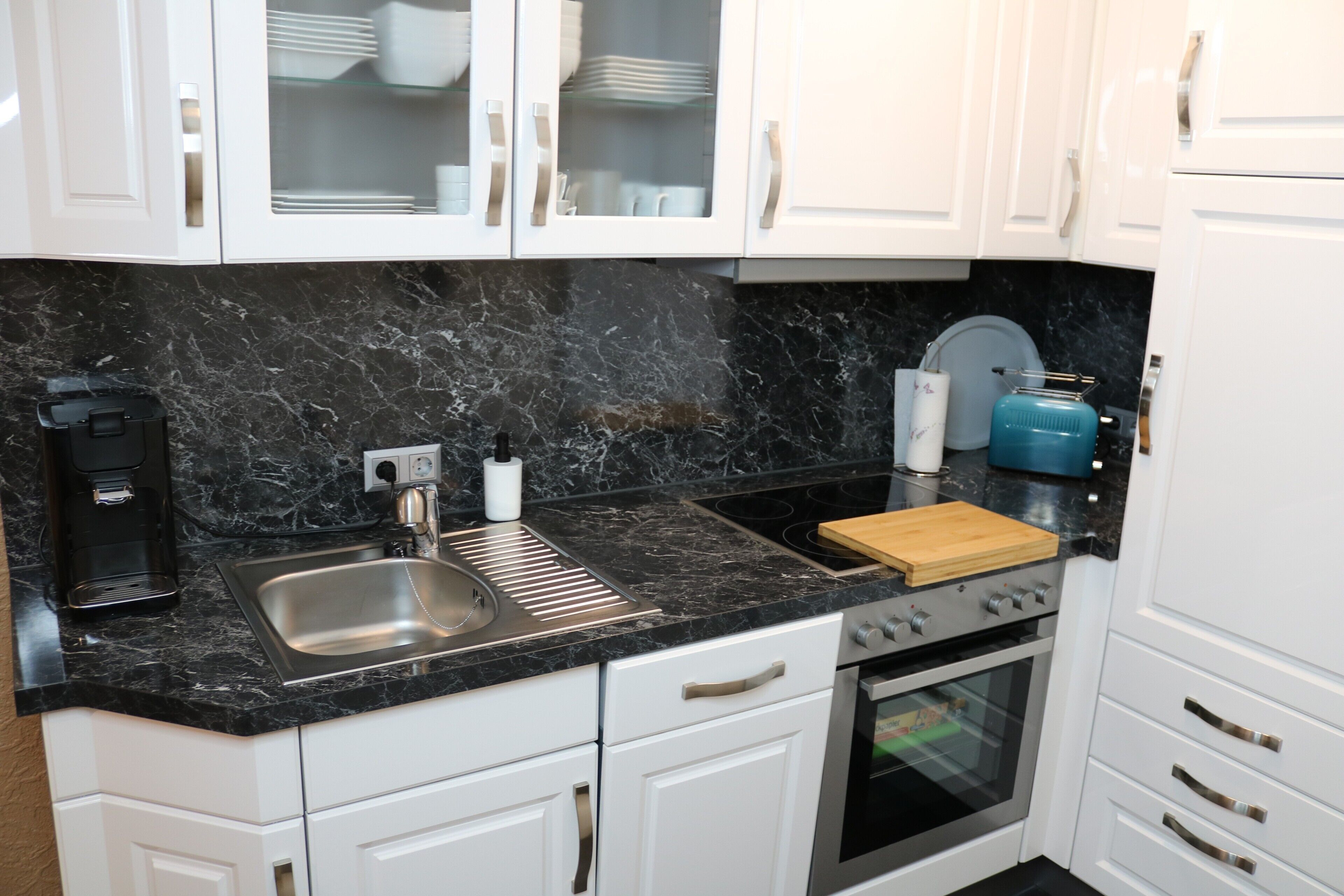 Kühlschrank, Mikrowelle, Ofen, Herdplatte