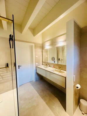 Shower, hair dryer, towels, soap - Villa Carmel (Tremezzo)