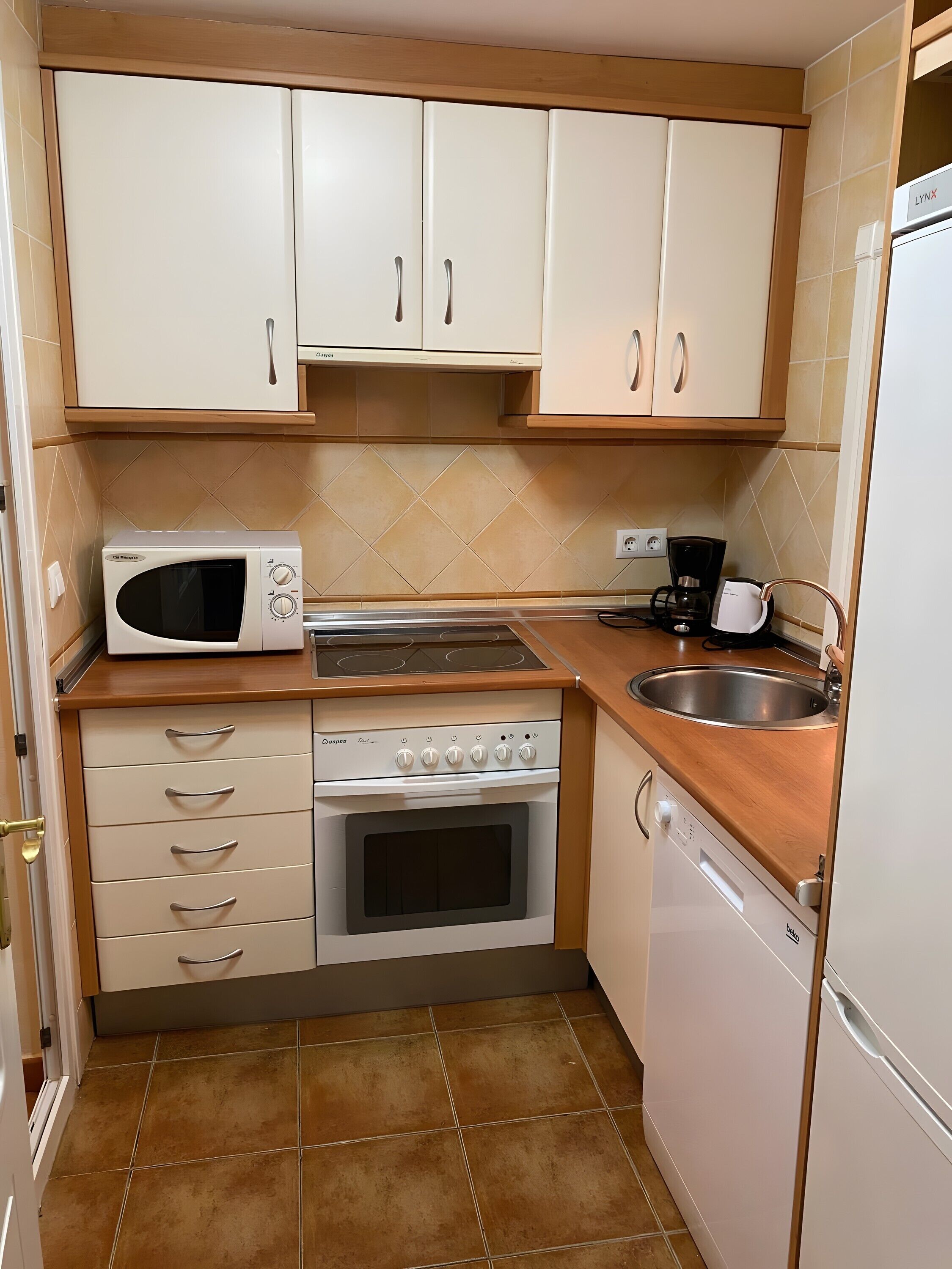 Kühlschrank, Mikrowelle, Ofen, Herdplatte