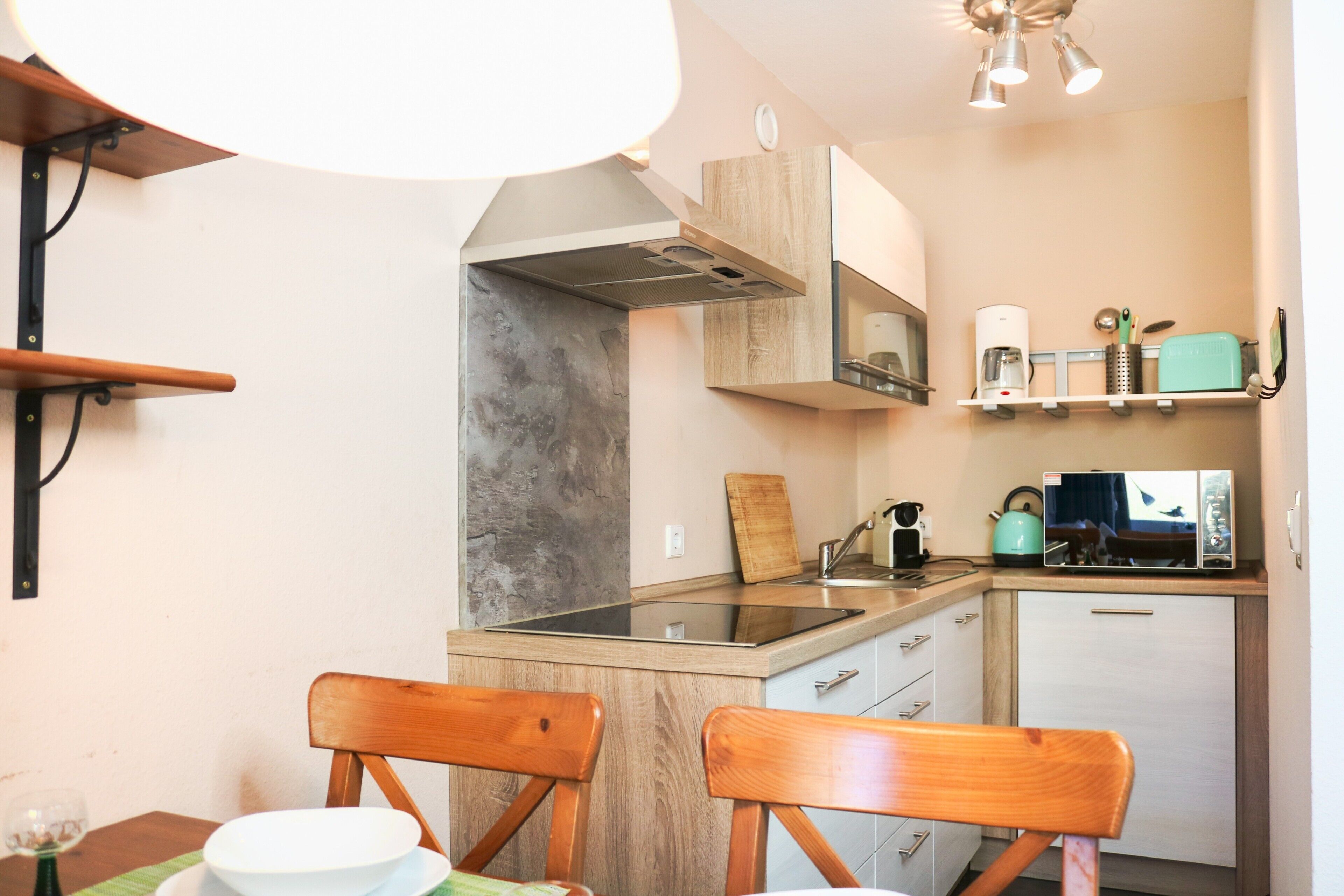 Fridge, oven, stovetop, coffee/tea maker