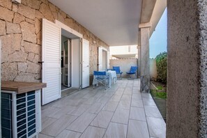 Outdoor dining - GuestHost - A comfortable and welcoming 55 square meter apartment, perfect for two people, located on the ground floor of a modern condominium with a shared pool in the beautiful town of Palau, ideal for enjoying a relaxing stay.The property is located a (Palau)