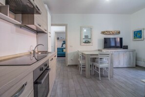 Fridge, microwave, oven, stovetop - GuestHost - A comfortable and welcoming 55 square meter apartment, perfect for two people, located on the ground floor of a modern condominium with a shared pool in the beautiful town of Palau, ideal for enjoying a relaxing stay.The property is located a (Palau)