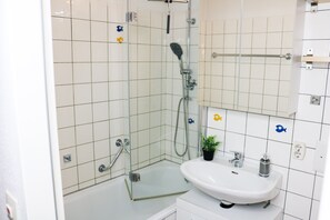 Shower, hair dryer, towels - Chez Lisa – Family Getaway with Pool, Sauna & Netflix! (Schluchsee)