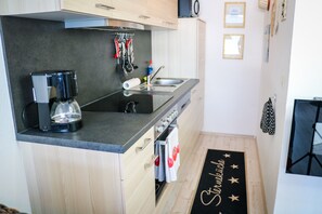 Køleskab, mikrobølgeovn, ovn, kogeplade