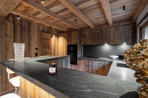 Fridge, microwave, oven, stovetop - Superb Chalet Isatis, renovated in Megève. (Megève)