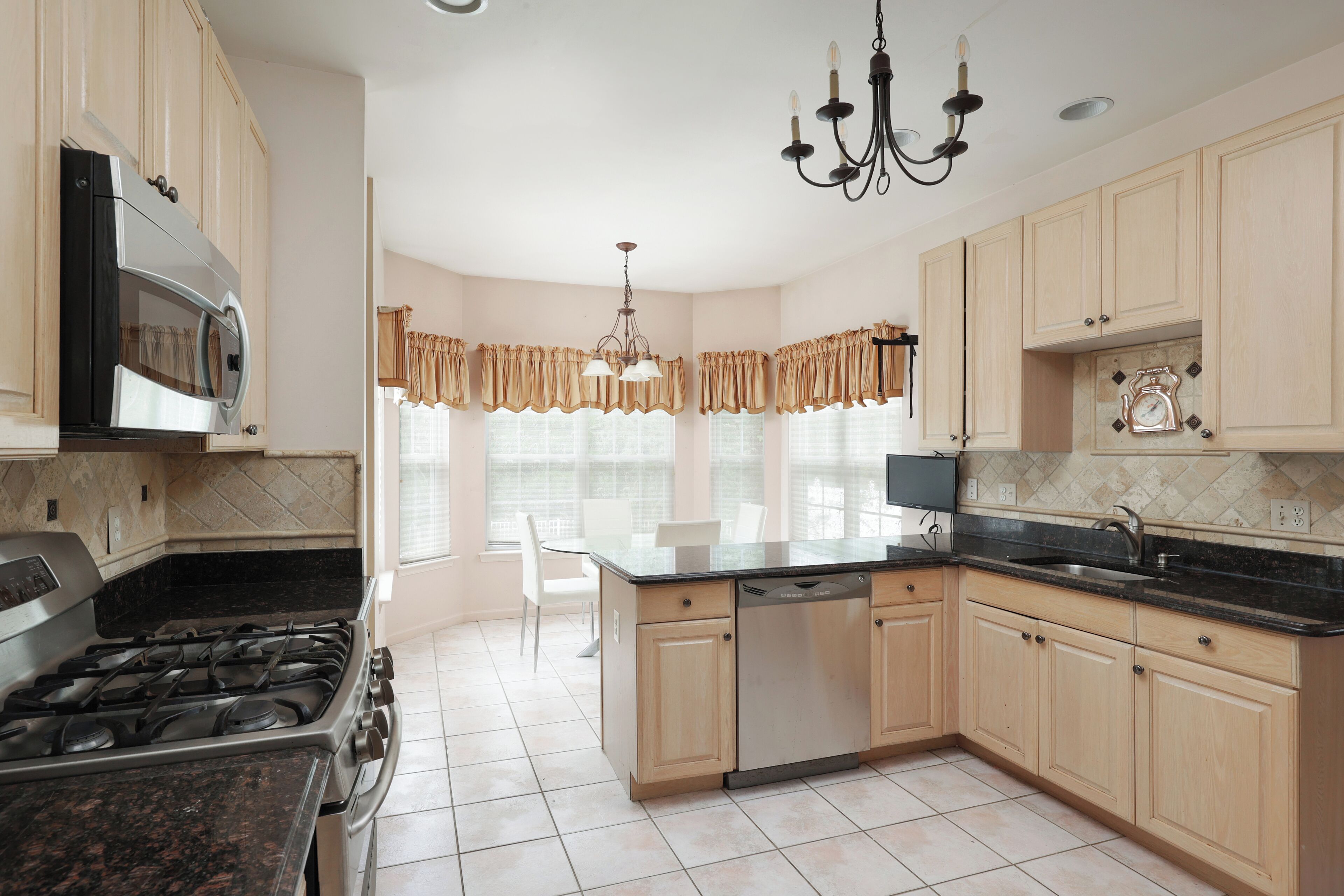 Mikrobølgeovn, ovn, kokeplater og oppvaskmaskin