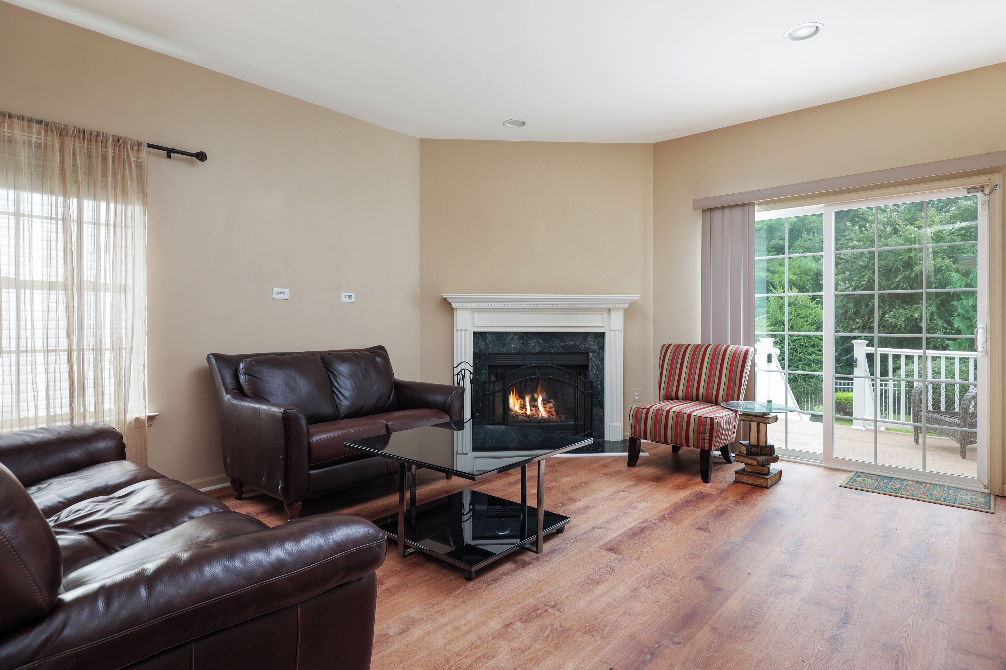 Televisión y chimenea 