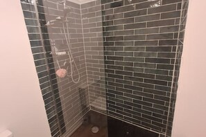 Shower - Charming self-contained studio 5 minutes from Raincy station (Villemomble)