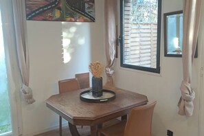 Dining - Charming self-contained studio 5 minutes from Raincy station (Villemomble)
