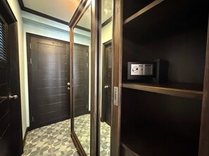 A hallway with a door, a security keypad, and a tiled floor. - Studio Condo Close Jomtien Beach - Jomtien Beach Condominium A3 (Pattaya)