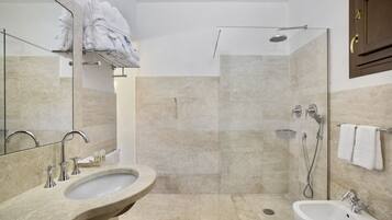 Doccia, bidet, asciugamani