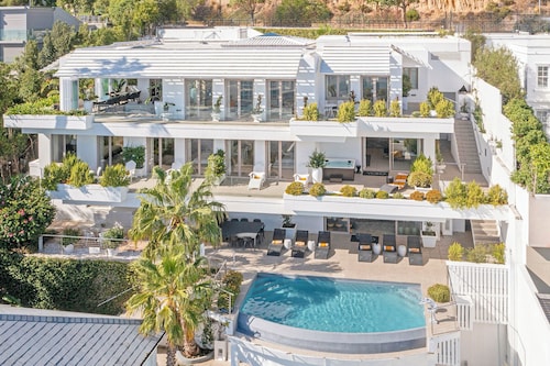 YOLO Spaces - Clifton White House Villa