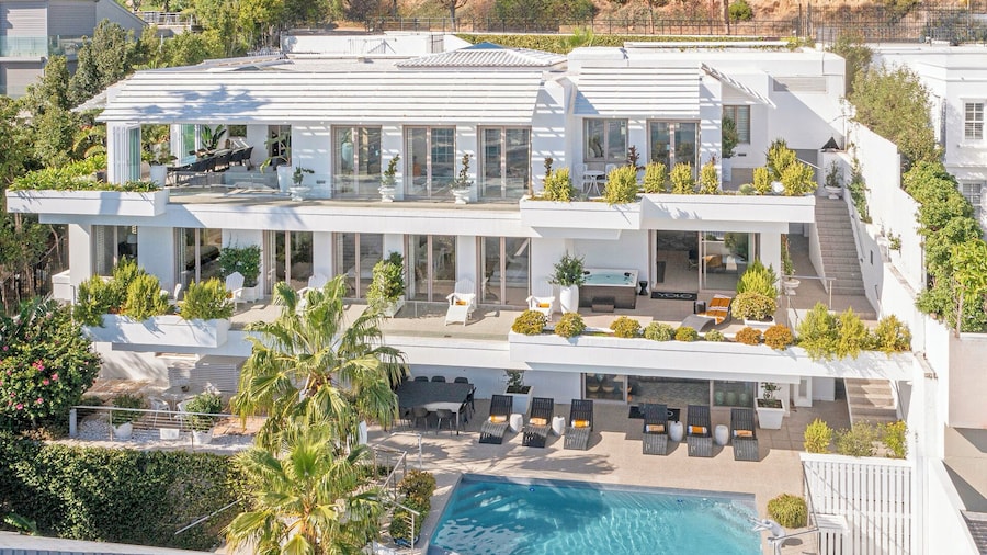 YOLO Spaces - Clifton White House Villa