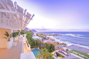 Villa de lujo, varias habitaciones, alberca privada, vista al océano | Alberca