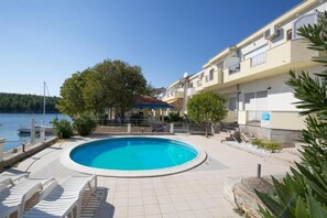 Pool - 1-bedroom sea-view apartment in Obrovac (Obrovac)