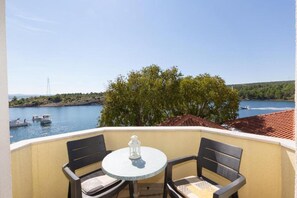 Outdoor dining - Apartment with pool, sea view in Obrovac (Obrovac)