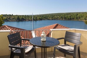 Outdoor dining - Pool-view 1-bedroom apartment in Obrovac (Obrovac)