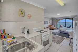 ثلاجة، ميكروويف، فرن، موقد طهي مسطح