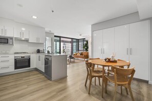 Fridge, microwave, oven, stovetop - Central Apartment with Rooftop Pool & Views (South Brisbane)