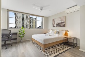 2 bedrooms, desk, iron/ironing board, Internet - Central Apartment with Rooftop Pool & Views (South Brisbane)