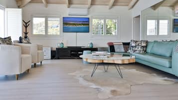 Apartamento superluxo, ar-condicionado, vista para o oceano | Área de estar