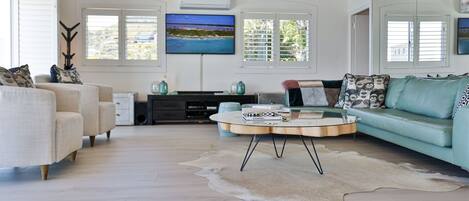 Luxury Apartment, Air conditioning, Ocean View | Living area