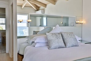 Apartamento superluxo, ar-condicionado, vista para o oceano | Cofres nos quartos, cortinas blackout, ferros/tábuas de passar roupa