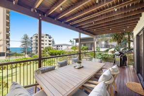 Outdoor dining - Bright Beachside Family House with Ocean Views (Coolum Beach)