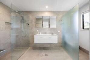 Hair dryer, towels - Bright Beachside Family House with Ocean Views (Coolum Beach)