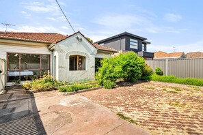 Exterior - Quiet 2-Bed Home in Pascoe Vale South (Pascoe Vale South)