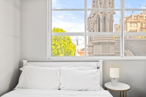 3 bedrooms, desk, iron/ironing board, Internet - Central 3-Bed Apartment in Vibrant Melbourne (Melbourne)