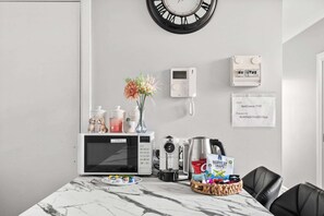 Interior - Central 3-Bed Apartment in Vibrant Melbourne (Melbourne)
