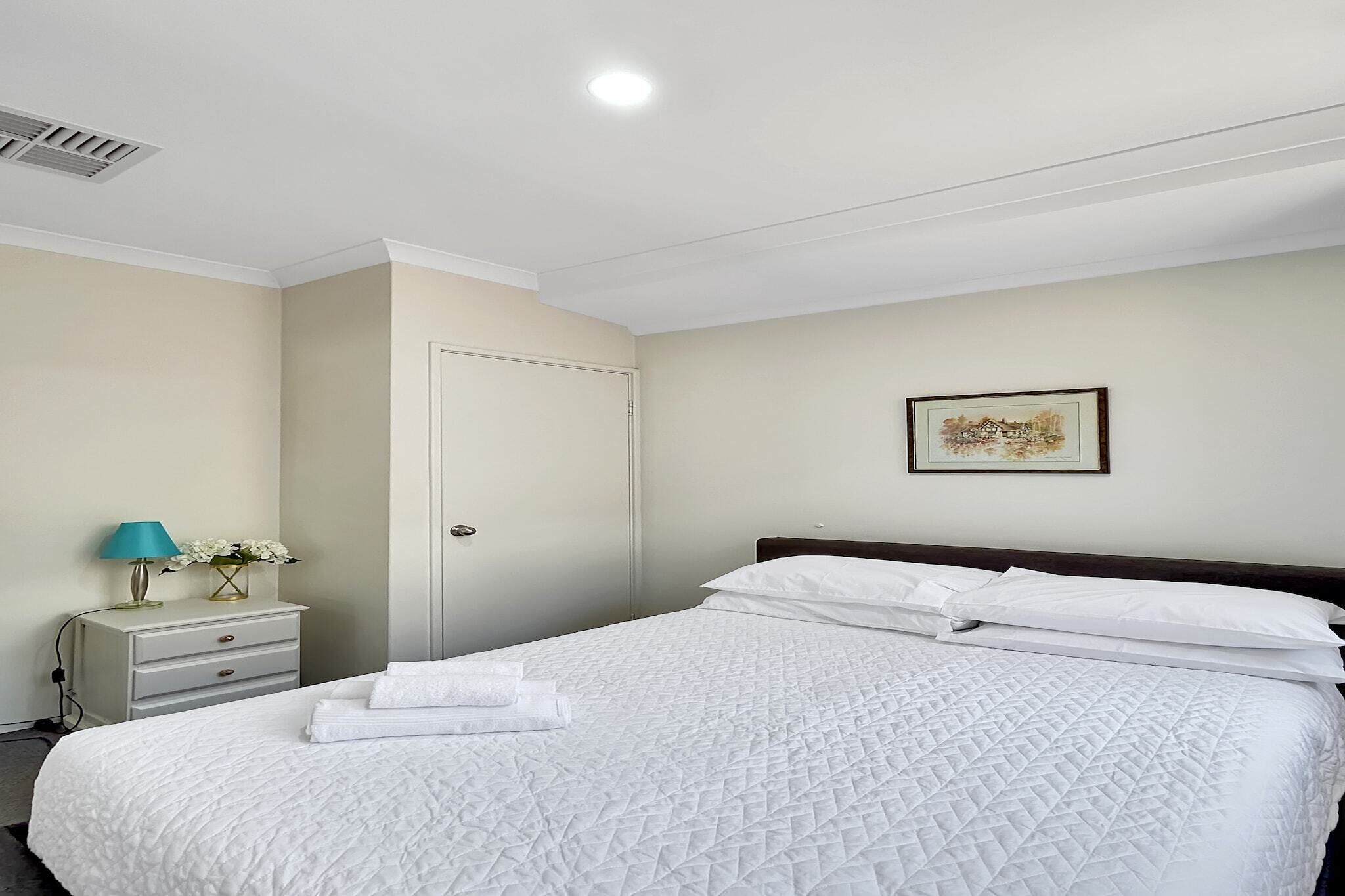 3 bedrooms, iron/ironing board, internet, bed sheets