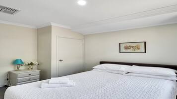 3 bedrooms, iron/ironing board, internet, bed sheets