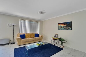 Smart TV - Spacious 3-Bed Home in Peaceful Byford (Byford)