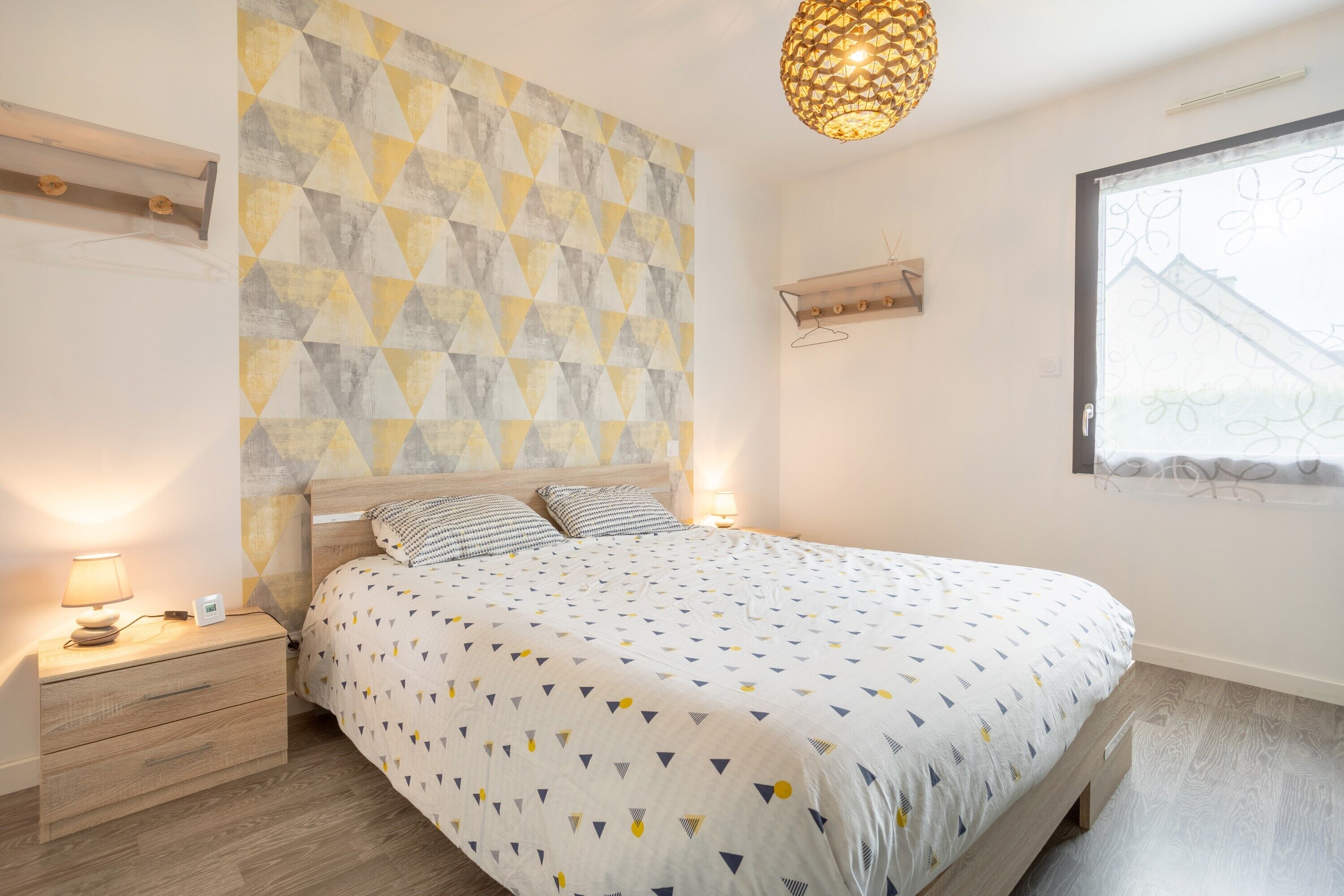 3 habitaciones, tabla de planchar con plancha, wifi y ropa de cama 