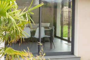 Outdoor dining - Holiday Home 'Paradi Bleu' with Private Terrace, Private Garden and Wi-Fi (Trégunc)