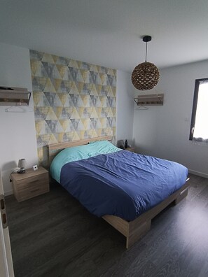 3 chambres, fer et planche à repasser, Wi-Fi, draps fournis