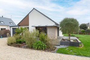 Exterior - Holiday Home 'Paradi Bleu' with Private Terrace, Private Garden and Wi-Fi (Trégunc)