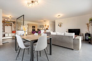 Dining - Holiday Home 'Paradi Bleu' with Private Terrace, Private Garden and Wi-Fi (Trégunc)