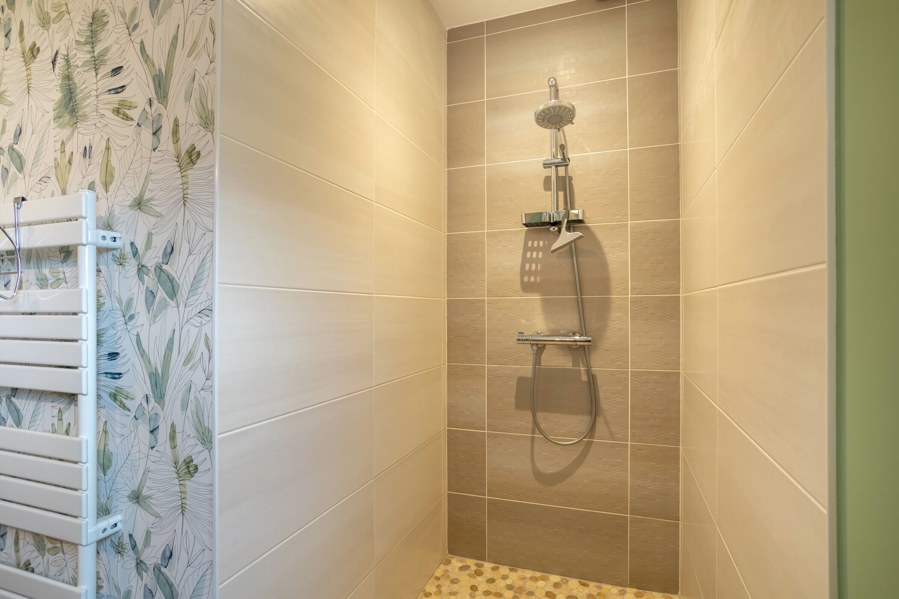 Douche, sèche-cheveux, serviettes fournies