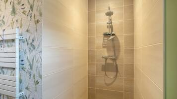 Douche, sĂšche-cheveux, serviettes fournies