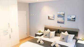 3 bedrooms, iron/ironing board, WiFi, bed sheets