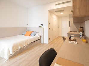 Deluxe Studio Suite | Desk, laptop workspace, free WiFi - Canvas Sabadell Llac (Sabadell)
