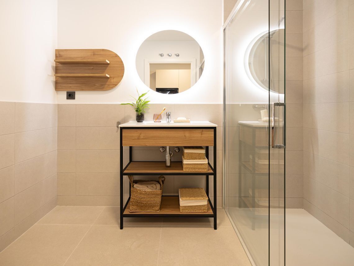 Deluxe Studio Suite | Bathroom | Shower, towels, soap, shampoo