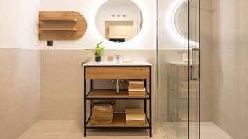 Deluxe Studio Suite | Bathroom | Shower, towels, soap, shampoo